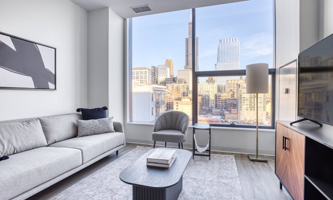 West Loop Apartment | Serene West Loop 2BR w/Gym & Pool in heart of Greektown, by Blueground