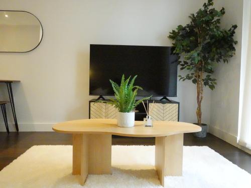 Reading Apartment | SereneAura Hideaway - Balcony, 2 Free Parking & Sleeps 4