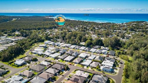 Emerald Beach House | Serenity Bay Retreat - Luxury Coastal Living