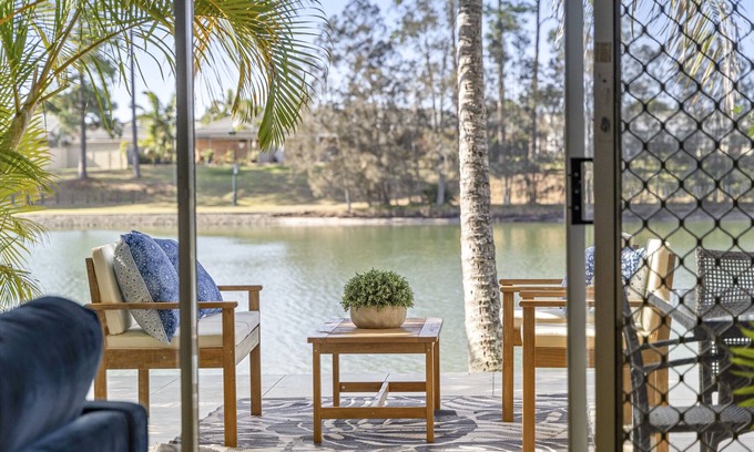 Elanora House | "Serenity by the Palms" Elanora a short stroll to Palm Beach