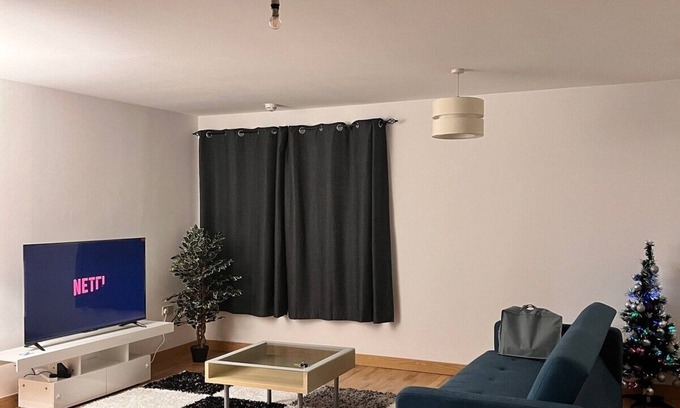 Basildon Apartment | Serenity-ese (Room 2)