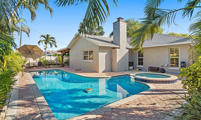 Pinellas Park House | Serenity Haven: Luxurious Retreat - Pool Heating Avail