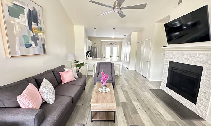 Euless House | Serenity in Heart of DFW w/PRIVATE parking & KING Bed ⭑ Min. from DFW Airport +