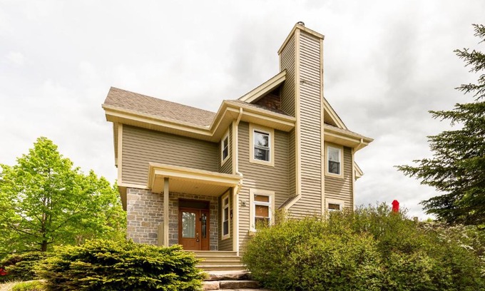 Mont-Tremblant Ski Chalet | Serenity Peaks Lodge by InstantSuites-LaBete Golf