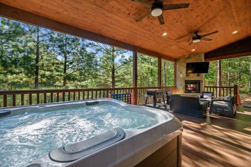 Broken Bow House | Serenity Pines-3bd/2bth, Sleeps 8, Hot tub+Arcades
