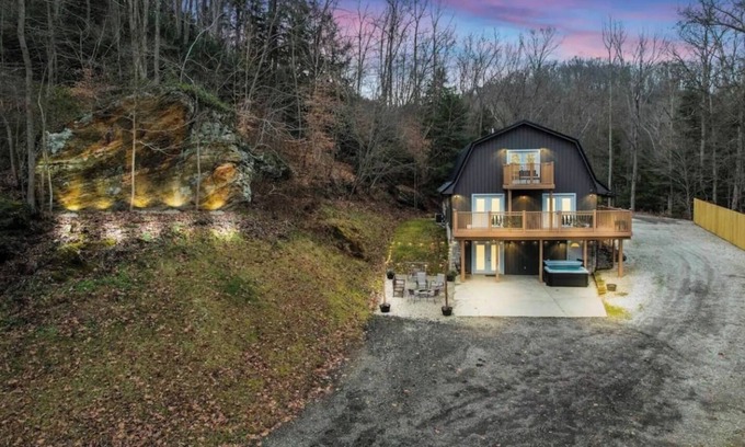 Sugar Grove House | Serenity Retreat| Pickleball/Hot Tub/Sleeps 12+