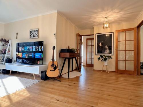 Howrah House | Serenity Retreat with 10 Min to City and Airport