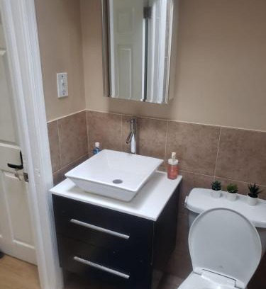 Collingdale House | Serenity Room by the Airport - Shared space