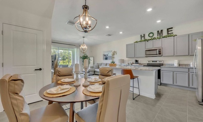 Plant City House | Serenity Townhouse|Pool, Gym, Hiking & Parks