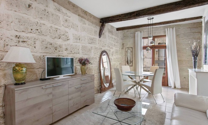 Pezenas Apartment | Serinity - 17th century, designer apartment