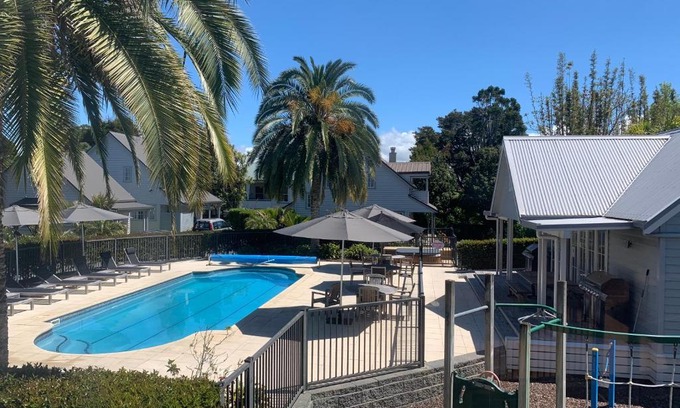 Russell House | Settler's Cottage 2 or 3 Bedroom - Russell Cottages Collection