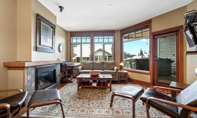 Sun Peaks Condo | Settler's Crossing 18: Stylish, 2BDRM Condo w/Private Hot Tub