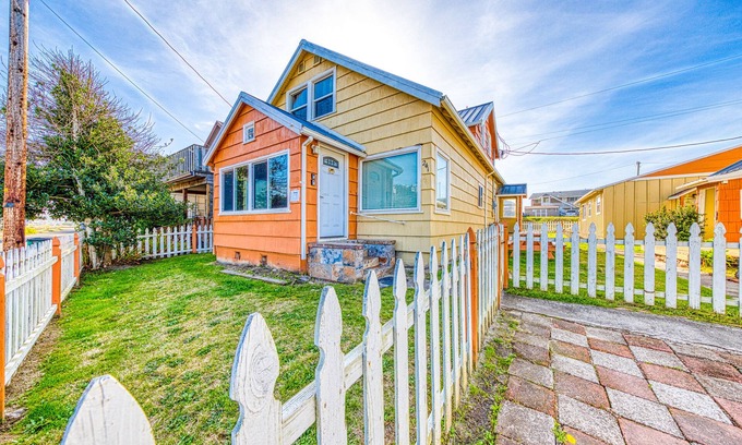 Rockaway Beach Cabin | Seven Cozy Cottages - Minutes to Beach & Downtown - Dogs Welcome