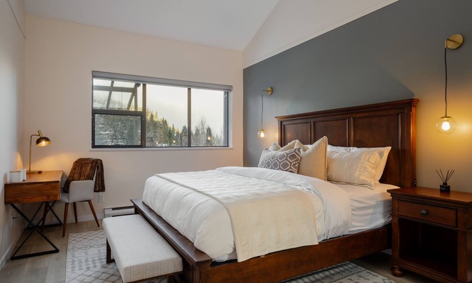 Blueberry Hill Apartment | ❄︎Seven Pines❄︎ | 3BR Luxury Penthouse | Hot Tub