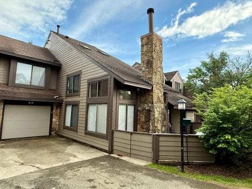 Seven Springs Apartment | Seven Springs Hideaway Ski In and Out Pet Friendly