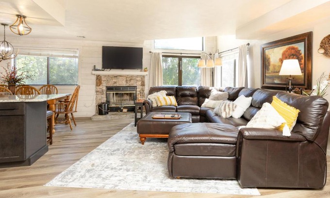Seven Springs Apartment | Seven Springs Meadowridge 3 Bedroom Standard Condo - Sleeps 10, Pet Friendly! condo