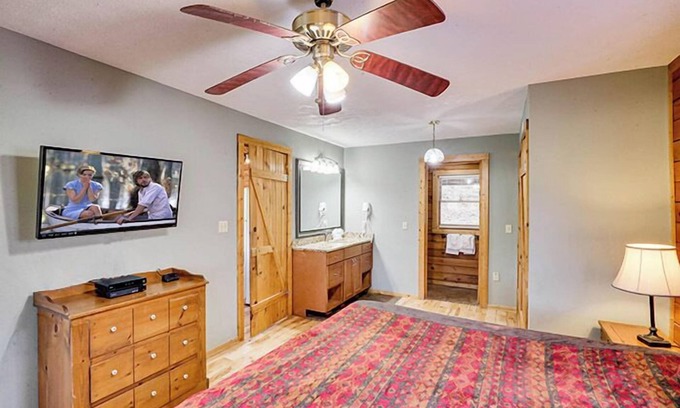 Gatlinburg - Pigeon Forge Cabin | Sevierville - Lofty Pines - 2 Bedrooms - Sleeps 6