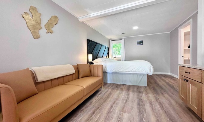 Indian River House | SG King Room Summary: