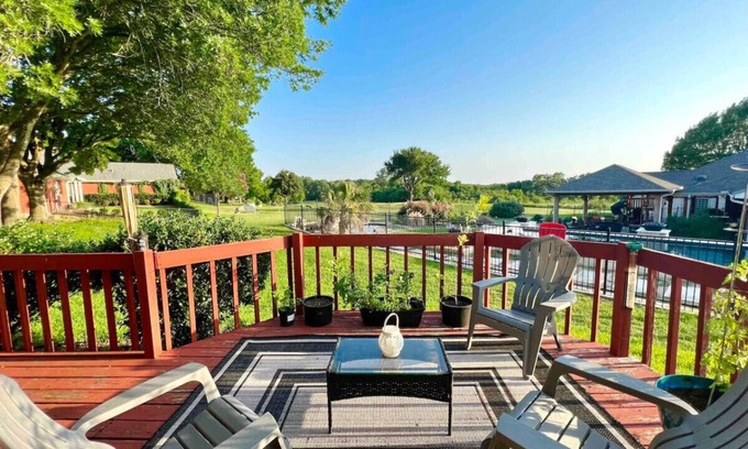 Temple House | Shaded Oaks Peaceful Golf Course and Close to BSW