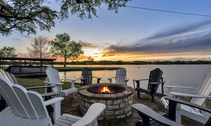 Kingsland House | Shady Grove: Lakefront house, huge yard, & kayaks
