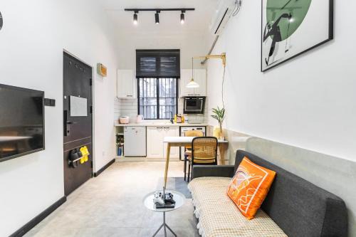 Huaihai Road Commercial Area Apartment | Shanghai Hills&XING 3067 Homestay Near Line 1&13 and Fuxing Park