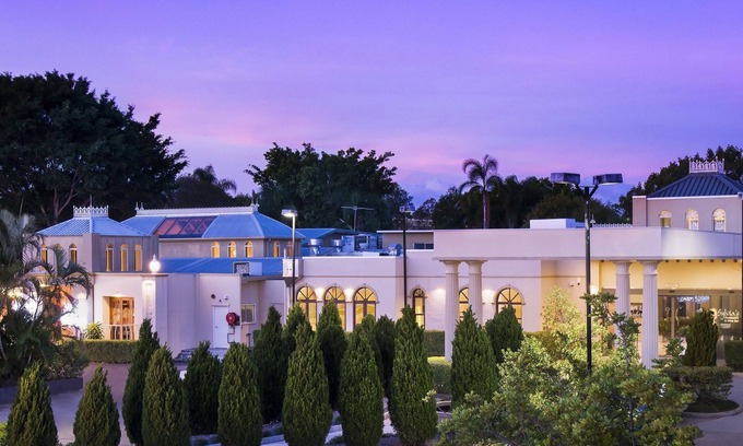 Wynnum West Hotel | Shangri La Gardens