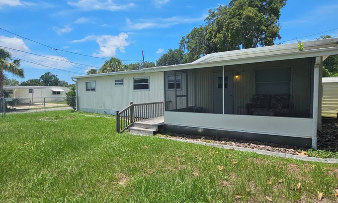 Homosassa House | Shared semi waterfont property, 2 houses, one fenced lot, On Homosassa river!