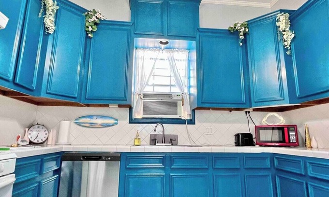Galveston Apartment | Shark Studio - Walk to Cruises, Strand, UTMB!