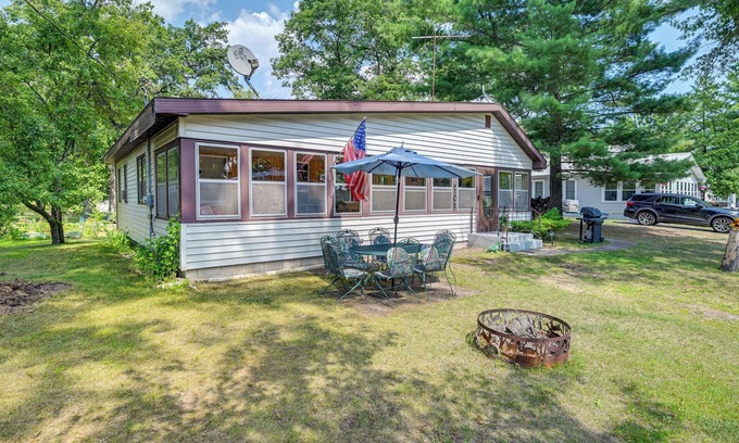 Shawano Cabin | Shawano Cabin Getaway - Walk to Lake & Park!