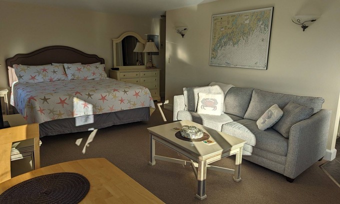 Edgecomb Apartment | Sheepscot Harbour Studio #210