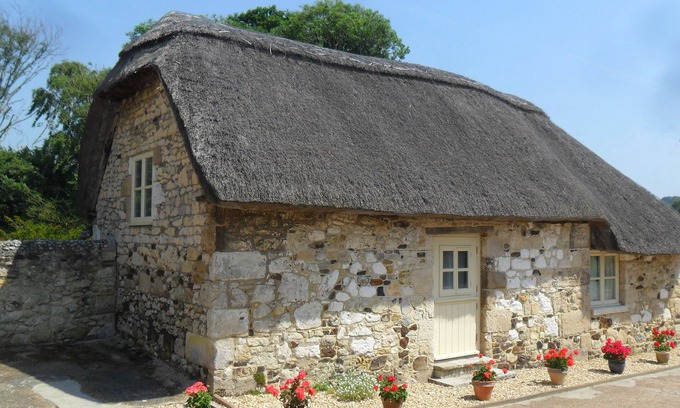 Freshwater Cottage | SHEEPWASH BARN, pet friendly, with a garden in Freshwater