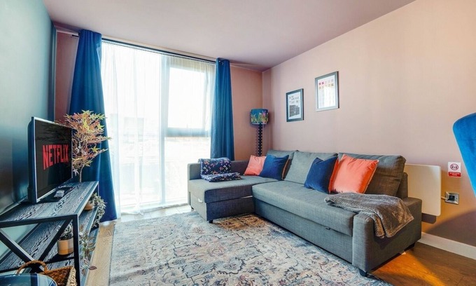Sheffield City Centre Apartment | Sheffield 2BR w/Private Parking