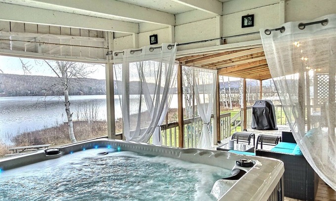 Riviere-Rouge Ski Chalet | Sheldon Lake front house with A HotTub