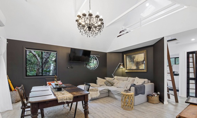 Sawtell House | Shellies on the Beach Little House - 2BR Absolute Beachfront with Outdoor Bath