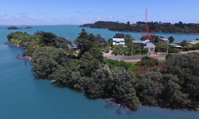Surfdale Apartment | Shelly Beach Studio sea views over Putiki Bay