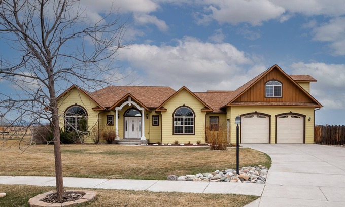 Four Corners House | Shelter Grove-30 day rental or longer in the Four Corner area with a hot tub!