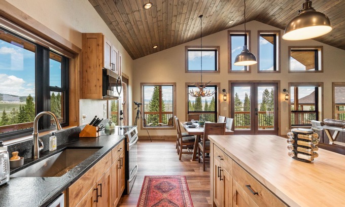 West Yellowstone House | Shelterwood Guest House 6 miles from Yellowstone