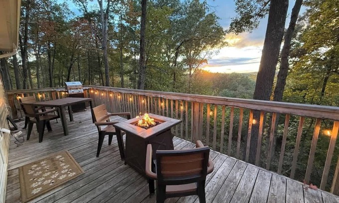 Front Royal Cabin | Shenandoah Twilight | Cozy Cabin w/hot tub