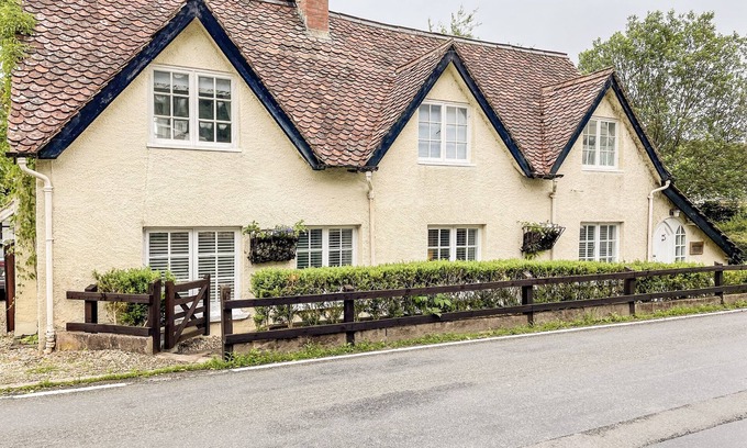 Brushford Cottage | SHEPHERDS COTTAGE, pet friendly, with open fire in Dulverton