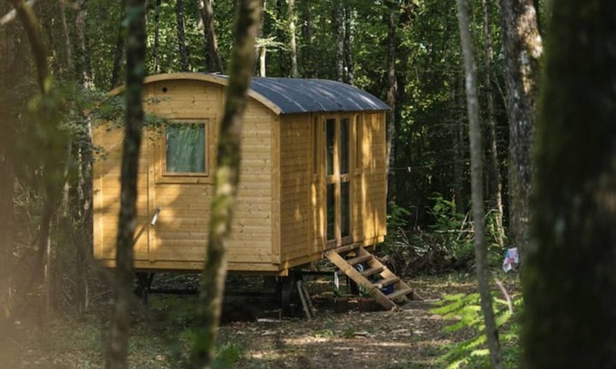 Sougeres-en-Puisaye Cabin | Shepherds hut in a green setting near Guèdelon