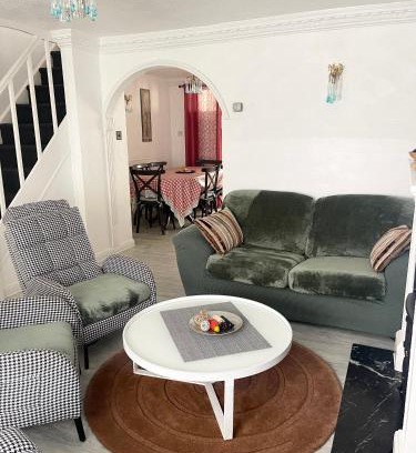 Chadwell Apartment | Shepherds House - Spacious 4 bedroom