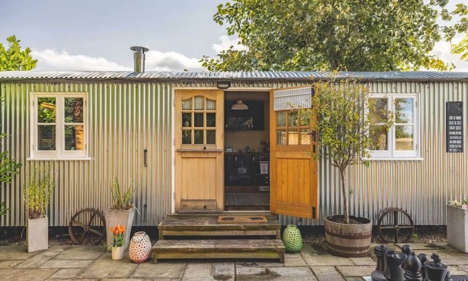 Maidenhead Apartment | Shepherds Hut with Hot Tub Retreat