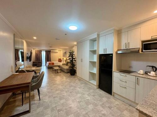Malabanias Apartment | Sheryll Escapes - La Grande Phase 2, Grand KING Studio 517 with Balcony, Wifi & Netflix