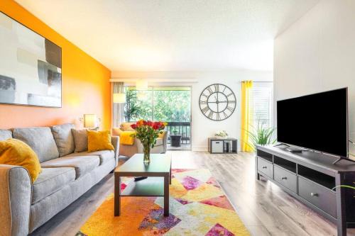 Gulf Gate Estates Apartment | Shiny oasis with lake view