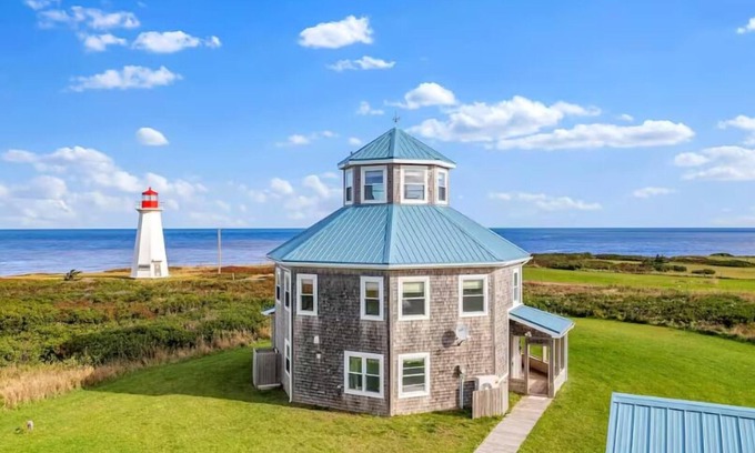 Selkirk House | Shipwreck Point with Beach Access