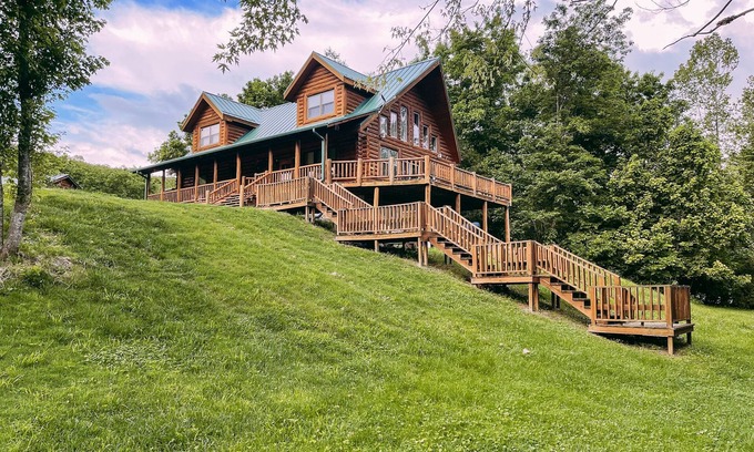 Clarkridge House | Shoals River Cabin- private boat dock, walk-in fishing access, sleeps 12