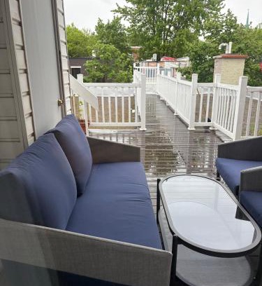 La Petite-Patrie Apartment | Shop & Stay Central 6
