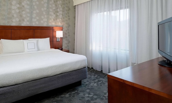 South Kansas City Hotel | Shopping and Dining in Downtown Kansas City! FREE Parking, Swimming Pool!