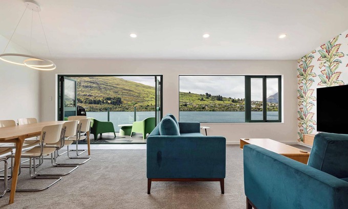 Queenstown Apartment | Shore Rise, lake and mountain views Queenstown