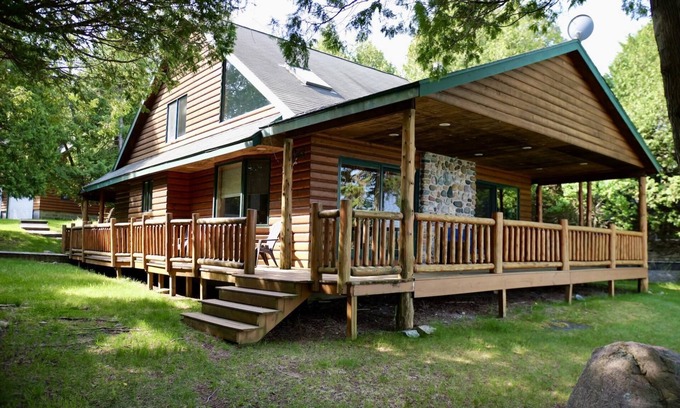 Drummond House | Shore Thing with Bunkhouse on Drummond Island